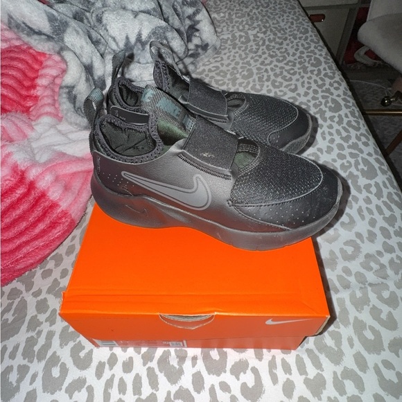 BRAND NEW! Nike Black Slip-On Shoes - Picture 1 of 2